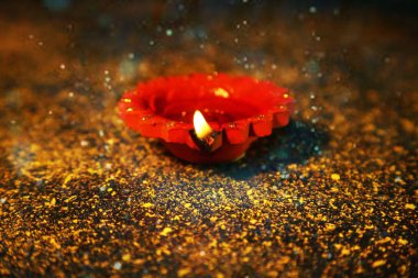 Geleneksel Diwali festivali sırasında Dekoratif kil Diya.