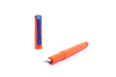 Genç bir adam kalemle kağıda kar yazıyor..