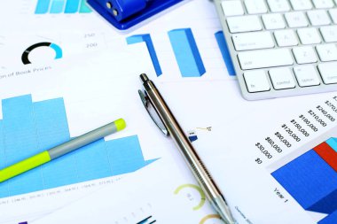 Mali grafik kağıt, kalem ve kalem.