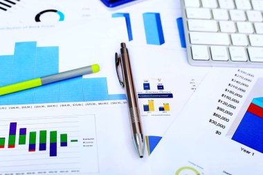 Mali grafik kağıt, kalem ve kalem resmi.