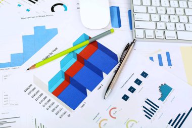 Tablodaki grafik kağıdı, kalem, kalem, fare ve klavye resmi.