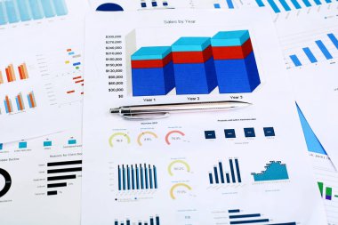 Finansal grafik kağıt ve kalem portresi.