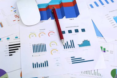 Tablodaki grafik kağıdı, kalem ve fare resmi.