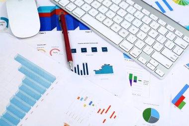 Grafik kağıdındaki fare, klavye ve kalem resmi.