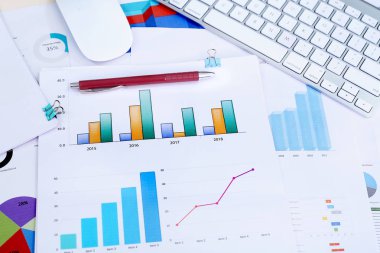 Tablodaki grafik kağıdı, kalem, klavye ve fare resmi.