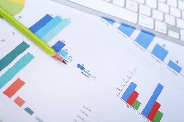 Grafik kağıdındaki klavye ve kalem resmi.