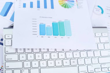 Çubuk grafik kağıdı, iki kalem ve bir klavyenin portresi.