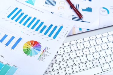 Çubuk grafik kağıdı, iki kalem ve bir klavyenin portresi.