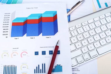 Çubuk grafik kağıdı, iki kalem ve bir klavyenin portresi.