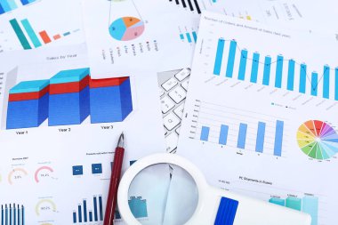 Grafik kağıt, kalem ve büyüteç resmi.