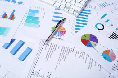 Çubuk grafik kağıdı, kalem ve klavye resmi.