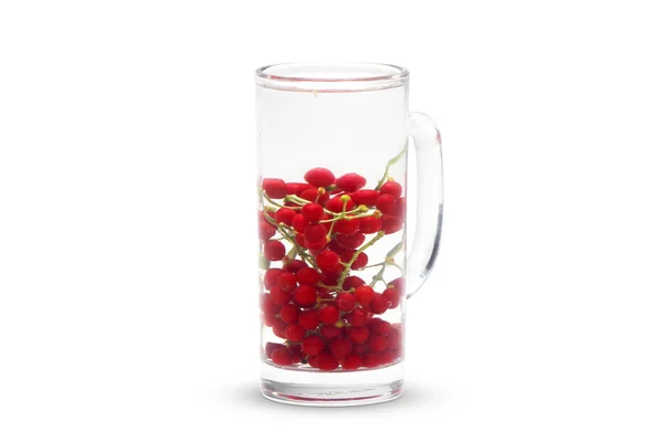 Obrázek Gilojové Révy Červenou Bobulí Sklenici Plné Vody Izolované Bílém — Stock fotografie