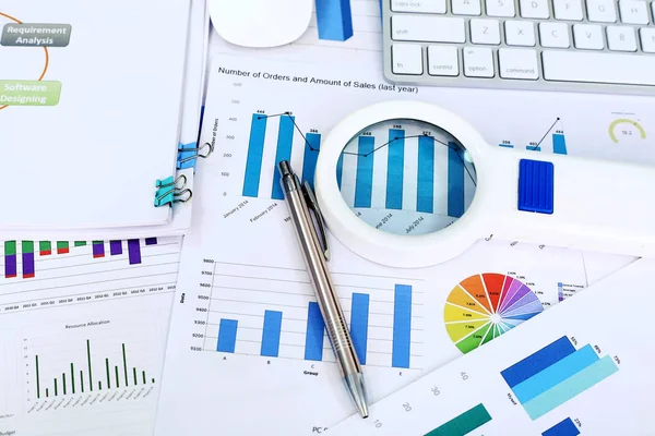 Grafik kağıdı, kalem, bilgisayar ve Büyüteç portresi.