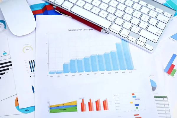 Tablodaki grafik kağıdı, kalem, klavye ve fare resmi.