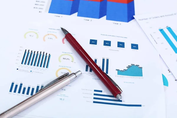 Çubuk grafik kağıdı, iki kalem ve bir klavyenin portresi.