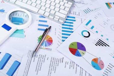 Grafik kağıt, kalem, büyüteç ve klavye fotoğrafı.