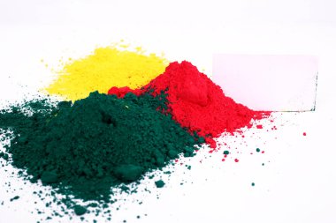 Holi eğlence için kart ile organik holi renk Portresi. Beyaz arka planda yalıtılmış.