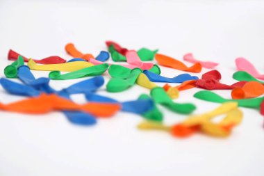 Holi eğlence için renkli su balonları Resmi. Beyaz arka planda yalıtılmış.