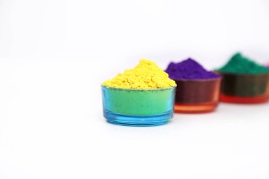 Mor renk ve holi festivali için birçok su balonları Portresi. Beyaz arka planda yalıtılmış.