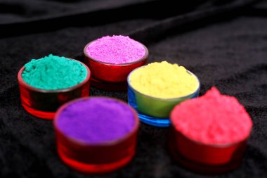 Holi festivali için Renkli holi renk Fotoğraf. Siyah arka planda yalıtılmış.