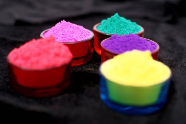 Holi festivali için Renkli holi renk Portresi. Siyah arka planda yalıtılmış.
