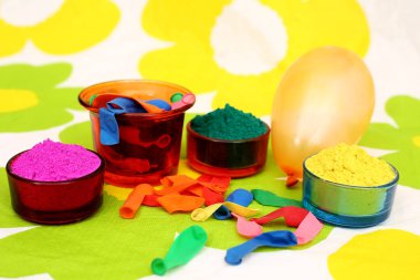 Holi festivali için balonlar ile renkli holi renk Resmi. Renkli arka planda izole.