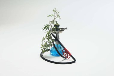 Marihuana yaprakları olan mavi nargile. Beyaz arka planda yalıtılmış.