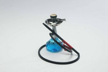 Yan poz ile su borusu ile Antika nargile. beyaz arka plan üzerinde izole.