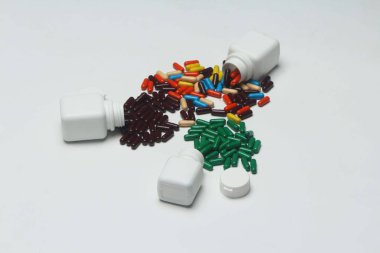 Şişe ile farklı ayurveda vitamin kapsülü. Beyaz arka planda yalıtılmış.