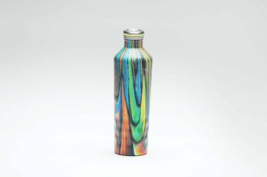 Alüminyum renkli su şişesi. Beyaz arka planda yalıtılmış.