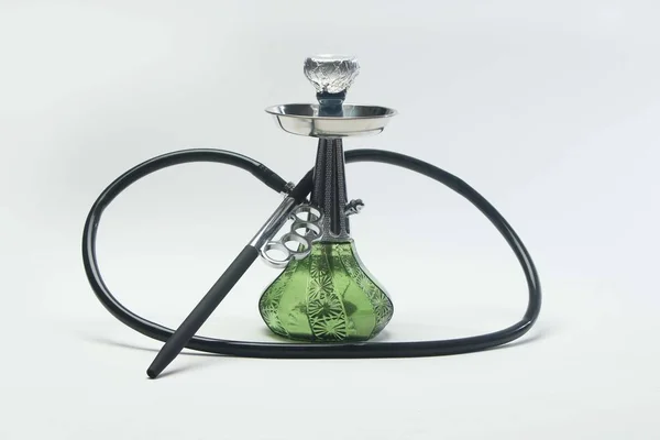 Antika yeşil cam nargile . beyaz arka plan üzerinde izole.
