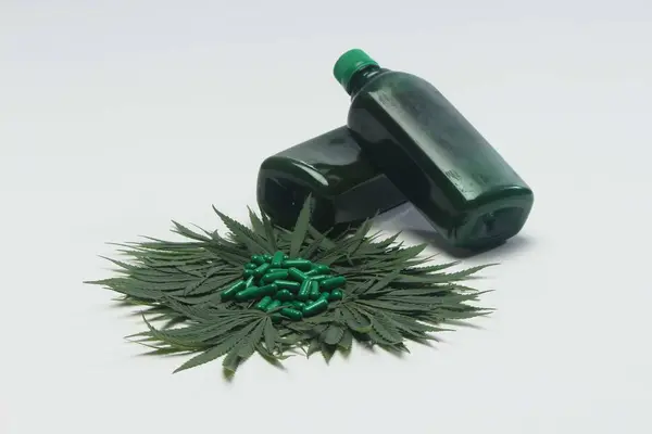 Decoration Marijuana Leaves Ayurvedic Medicine Green Bottle Ayurvedic Green Tablets — Stock Photo, Image
