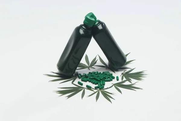 Украшение Марихуаны Листья Ниже Аюрведической Медицины Зеленая Бутылка Аюрведические Зеленые — стоковое фото