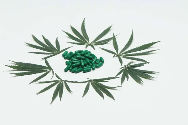装饰大麻叶和阿育吠陀绿色片剂 在白色背景上隔离 — 图库照片