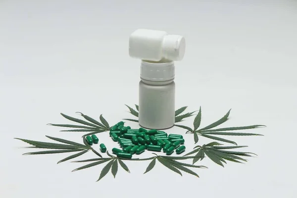 Dekoracja Liści Marihuany Ayurvedic Zielone Tabletki Medycyna Białe Butelki Izolowane — Zdjęcie stockowe