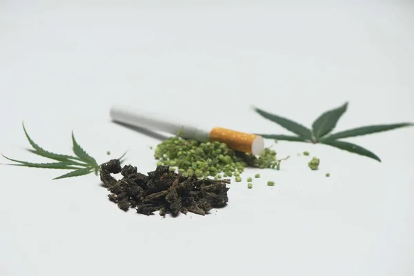 特写大麻叶 干芽和香烟在白色背景 — 图库照片