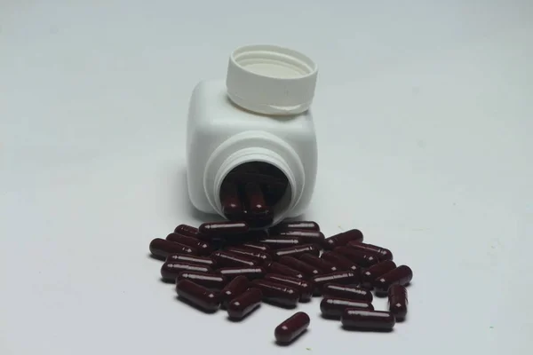 Cápsula Vitamina Ayurvédica Com Garrafa Isolado Sobre Fundo Branco — Fotografia de Stock