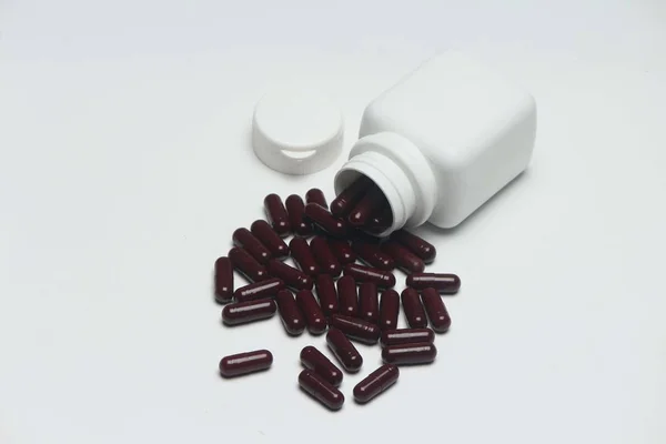 Cápsula Vitamina Ayurvédica Com Garrafa Isolado Sobre Fundo Branco — Fotografia de Stock