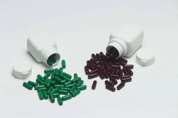 Verschiedene Ayurvedische Vitaminkapseln Mit Flasche Isoliert Auf Weißem Hintergrund — Stockfoto