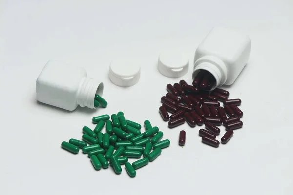 Verschiedene Ayurvedische Vitaminkapseln Mit Flasche Isoliert Auf Weißem Hintergrund — Stockfoto