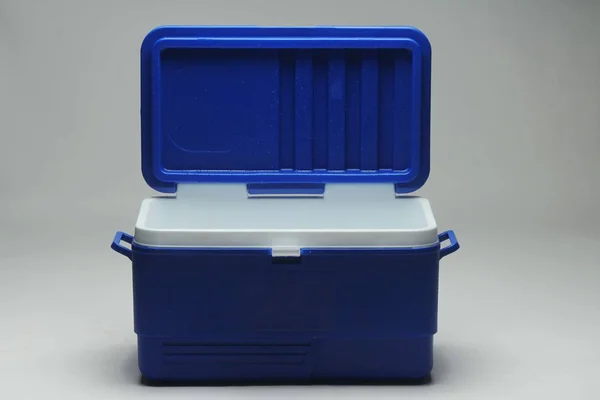 Abierto Refrigerador Azul Mano Caja Hielo Aislado Sobre Fondo Blanco — Foto de Stock