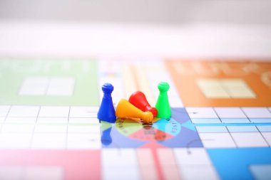 Ludo belirteçleri ve zarların resmi. Beyaz arka planda yalıtılmış.