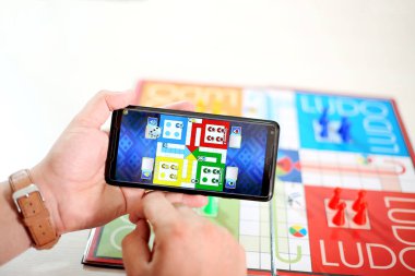 Mobil ludo aile oyunu resmi. Beyaz arka planda yalıtılmış..