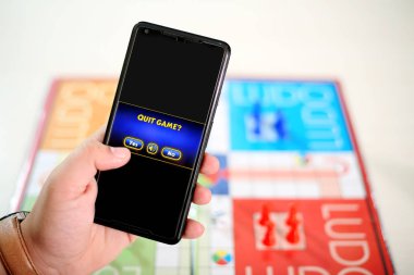 Mobil ludo aile oyunu resmi. Beyaz arka planda yalıtılmış..