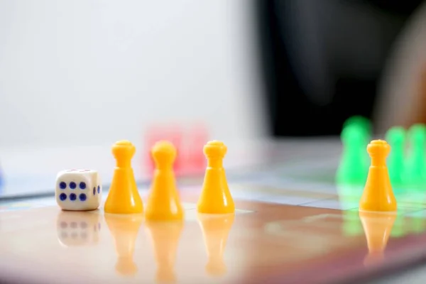 Gros Plan Jetons Ludo Sur Ludo Isolé Sur Fond Blanc — Photo