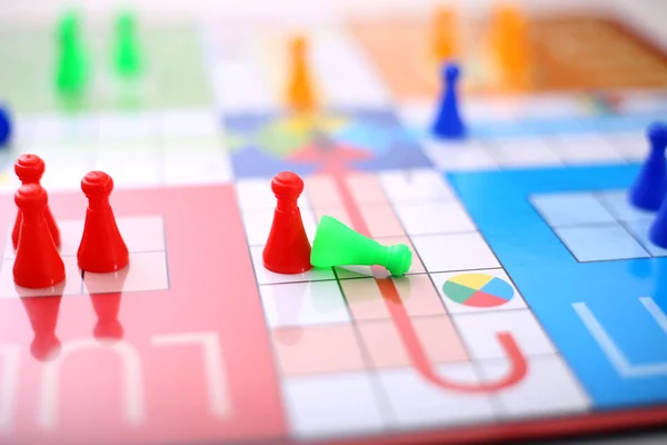 Ludo'daki ludo jetonlarının yakın çekimi. Beyaz arka planda yalıtılmış.