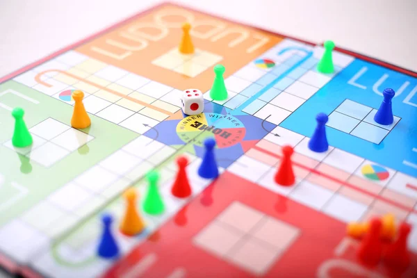 Nahaufnahme Von Ludo Symbolen Auf Dem Ludo Isoliert Auf Weißem — Stockfoto