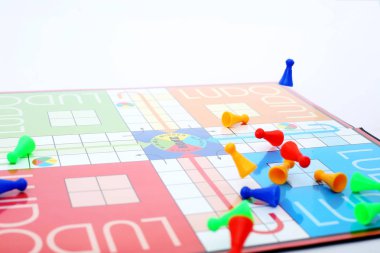   Ludo üzerinde farklı renkli belirteçleri Resmi. Beyaz arka planda yalıtılmış.