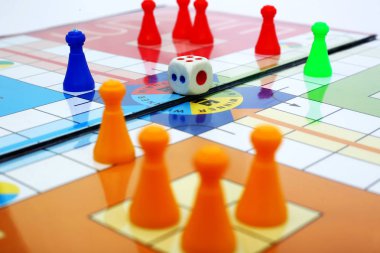 Zar ile farklı renk belirteçleri Resmi. Beyaz arka planda yalıtılmış.