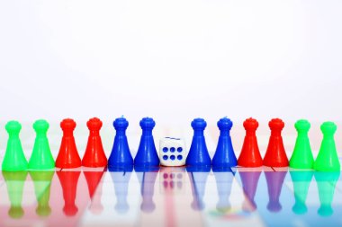 Zar ile farklı renk belirteçleri Resmi. Beyaz arka planda yalıtılmış.